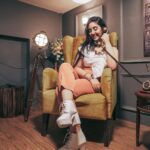 Ashnoor Kaur Instagram - Hello from the other sideeee😁🤍 . Texts or calls? For me it depends... On.... . . . Who the is person lol😂