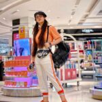 Ashnoor Kaur Instagram - Main chali, main chaliiiiiiii💃🏻😁 . . Bom✈️Dubai #WhatIWore #AirportLook #DubaiDiaries Wearing @pankhclothing Face mask @mony.lal Black backpack @ssunnychoppra 👅 📸 @smileplease_25