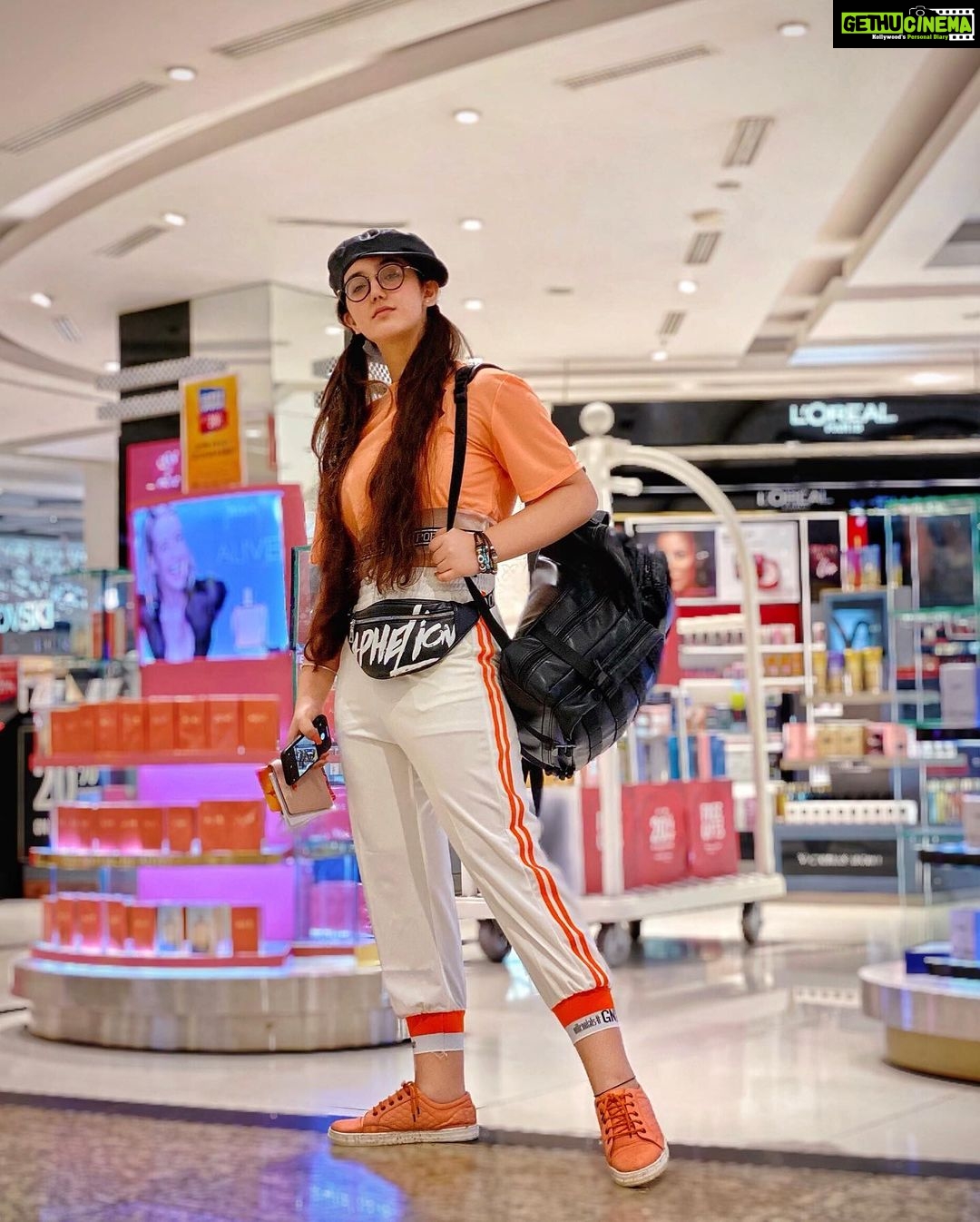Ashnoor Kaur Instagram - Main chali, main chaliiiiiiii💃🏻😁 . . Bom✈️Dubai #WhatIWore #AirportLook #DubaiDiaries Wearing @pankhclothing Face mask @mony.lal Black backpack @ssunnychoppra 👅 📸 @smileplease_25
