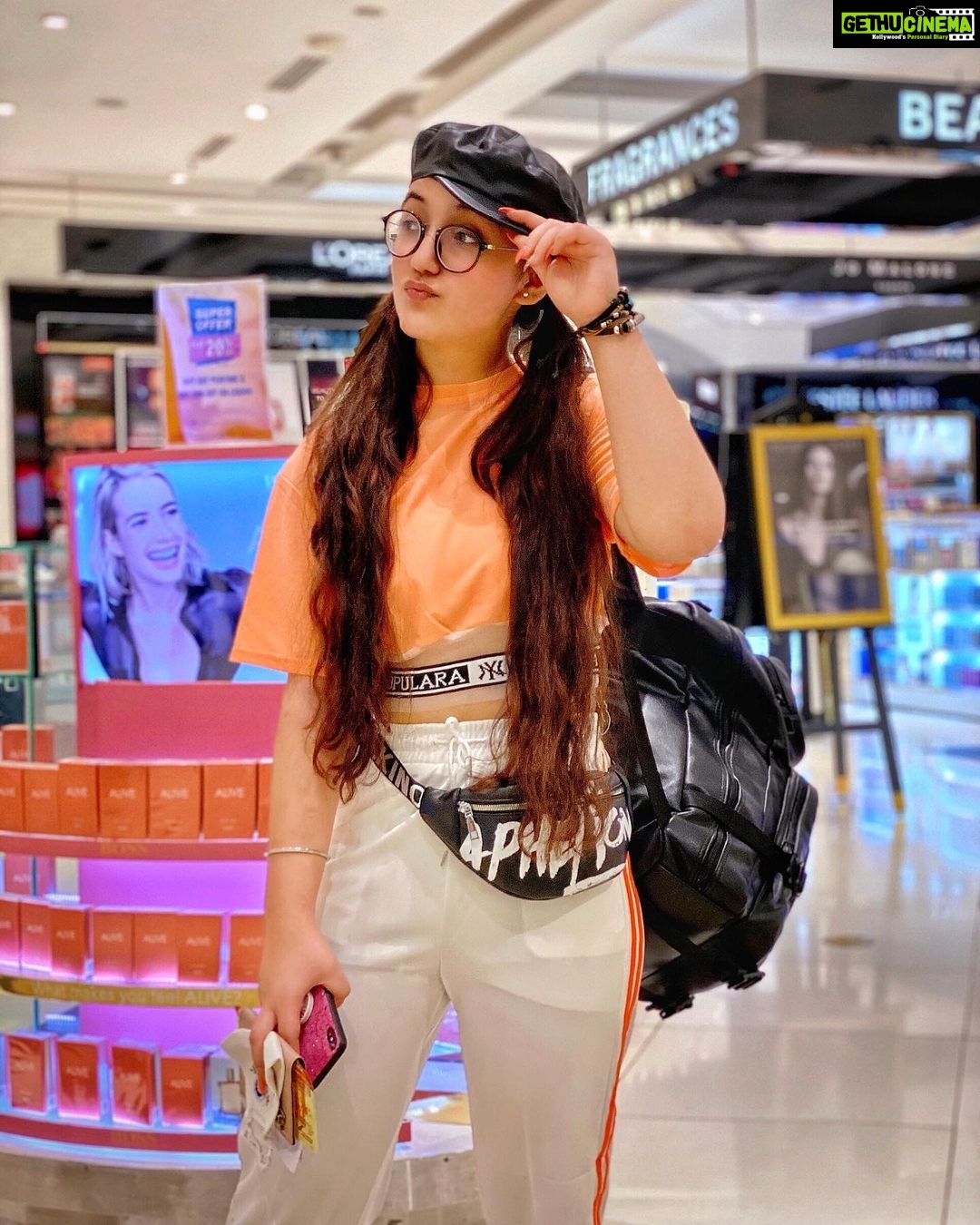 Ashnoor Kaur Instagram - Main chali, main chaliiiiiiii💃🏻😁 . . Bom✈️Dubai #WhatIWore #AirportLook #DubaiDiaries Wearing @pankhclothing Face mask @mony.lal Black backpack @ssunnychoppra 👅 📸 @smileplease_25