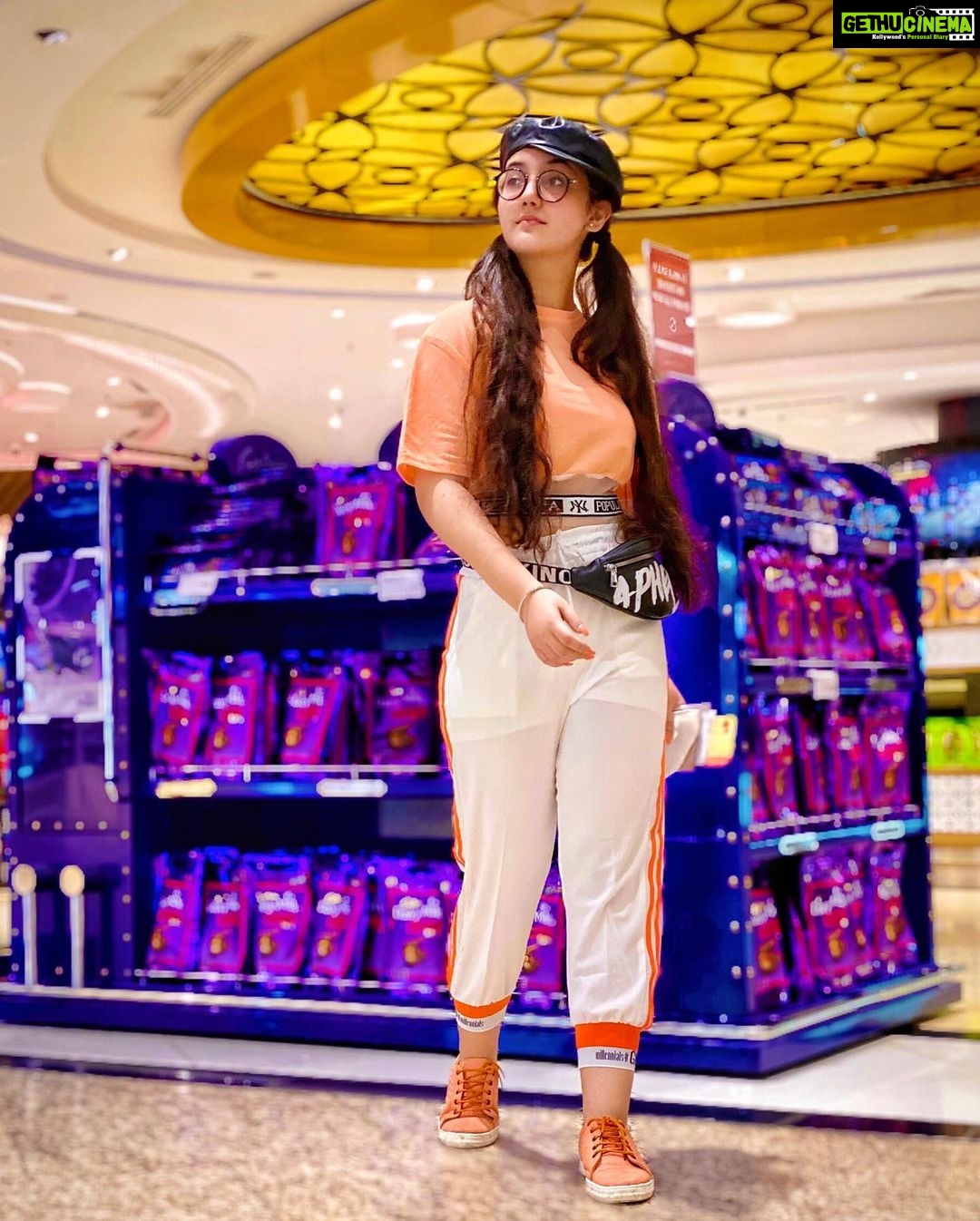 Ashnoor Kaur Instagram - Main chali, main chaliiiiiiii💃🏻😁 . . Bom✈️Dubai #WhatIWore #AirportLook #DubaiDiaries Wearing @pankhclothing Face mask @mony.lal Black backpack @ssunnychoppra 👅 📸 @smileplease_25