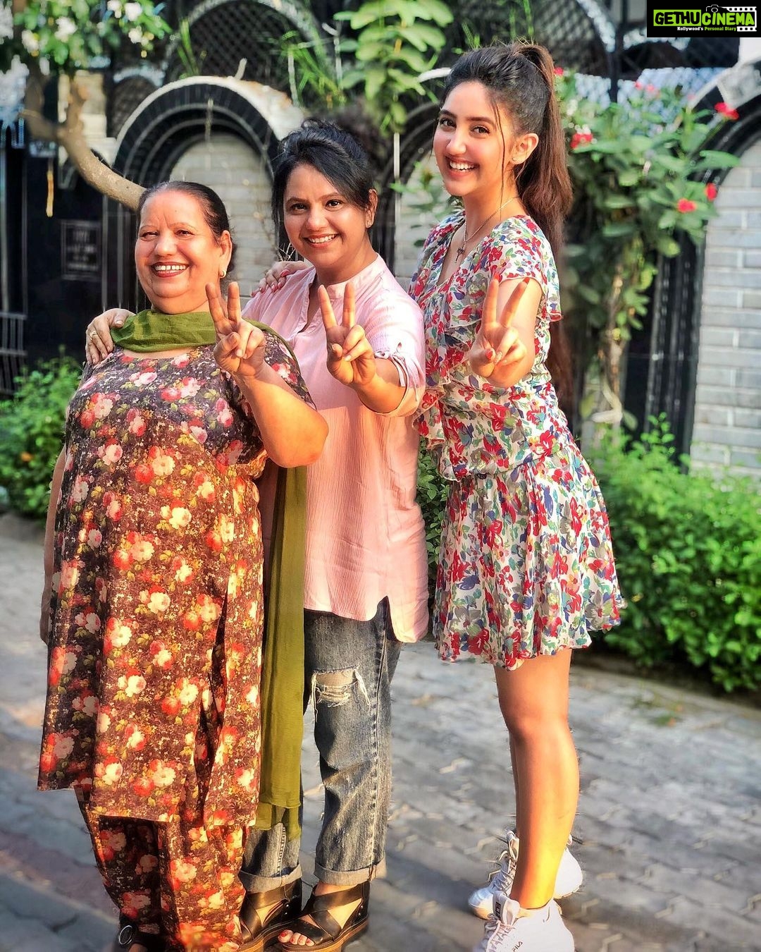 Ashnoor Kaur Instagram - Left to right, descending order of generation and ascending order of height🤪 #ThreeGenerations #NaniMumma #Mom #Me . #Punjab #MyHome #GoldenHour #FamilyTime