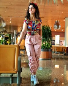 Ashnoor Kaur Instagram - She’s of the kind with sparkles in her eyes, tryna have a heart of gold along with a stardust soul💗
.
.
#AirportLook #WhatIWore #AboutYesterday #TravelDiaries