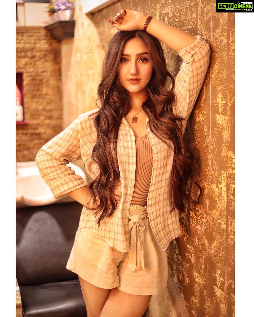 Ashnoor Kaur Instagram - Let the hair do the talkingšā¤ļø . Because when a girl gets a hair transformation, itās because she plans to evolve herself!!! #NewHair #NewMe #LovingIt . . Thank you @vikas_marwah_hairsalon Iām loving itš„° Wearing @closet.hues šø @smileplease_25