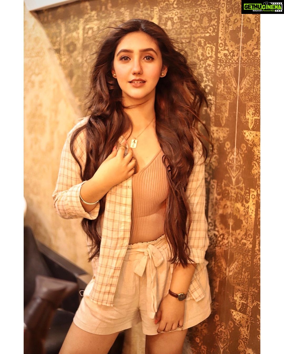 Ashnoor Kaur Instagram - Let the hair do the talkingšā¤ļø . Because when a girl gets a hair transformation, itās because she plans to evolve herself!!! #NewHair #NewMe #LovingIt . . Thank you @vikas_marwah_hairsalon Iām loving itš„° Wearing @closet.hues šø @smileplease_25