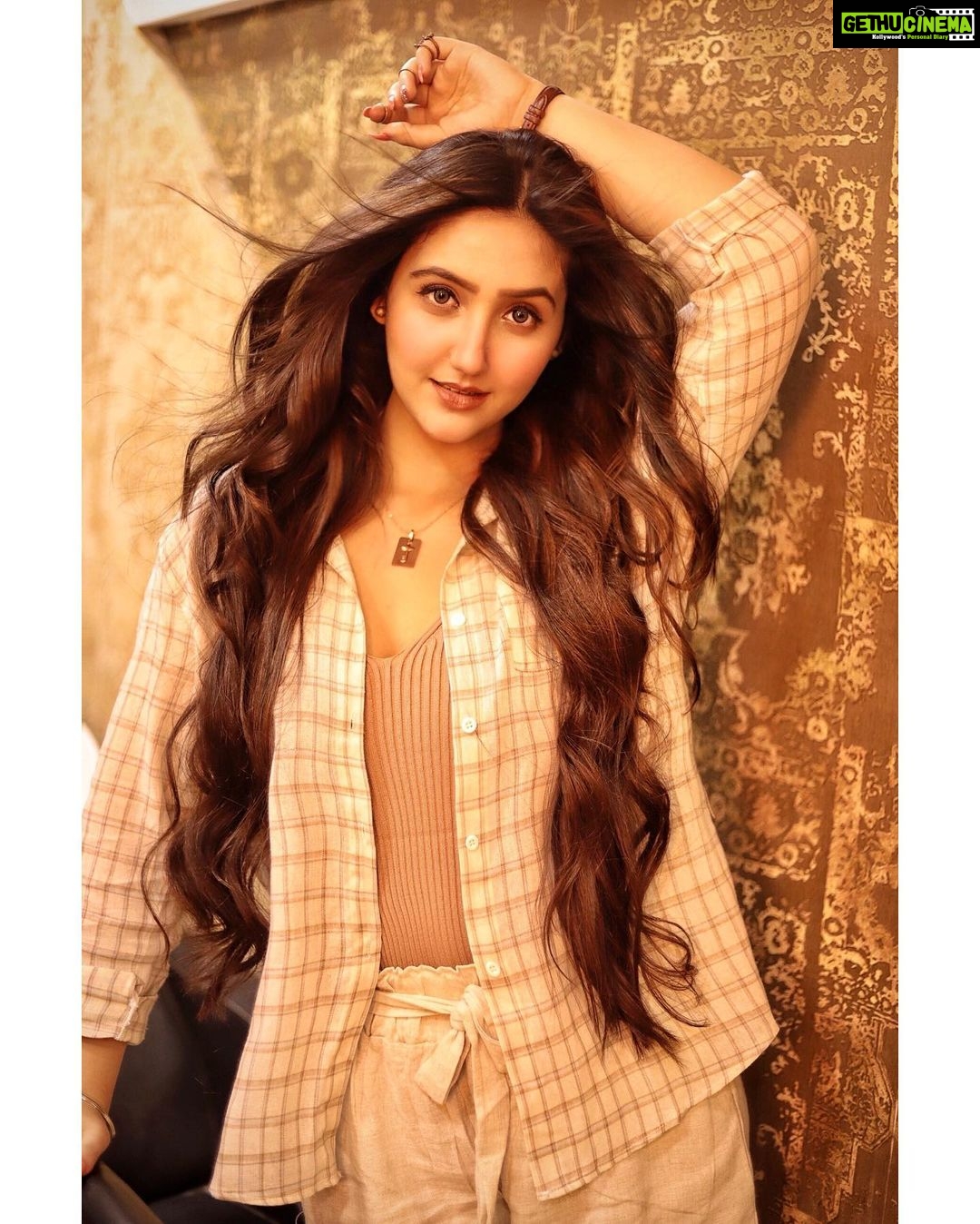 Ashnoor Kaur Instagram - Let the hair do the talkingšā¤ļø . Because when a girl gets a hair transformation, itās because she plans to evolve herself!!! #NewHair #NewMe #LovingIt . . Thank you @vikas_marwah_hairsalon Iām loving itš„° Wearing @closet.hues šø @smileplease_25