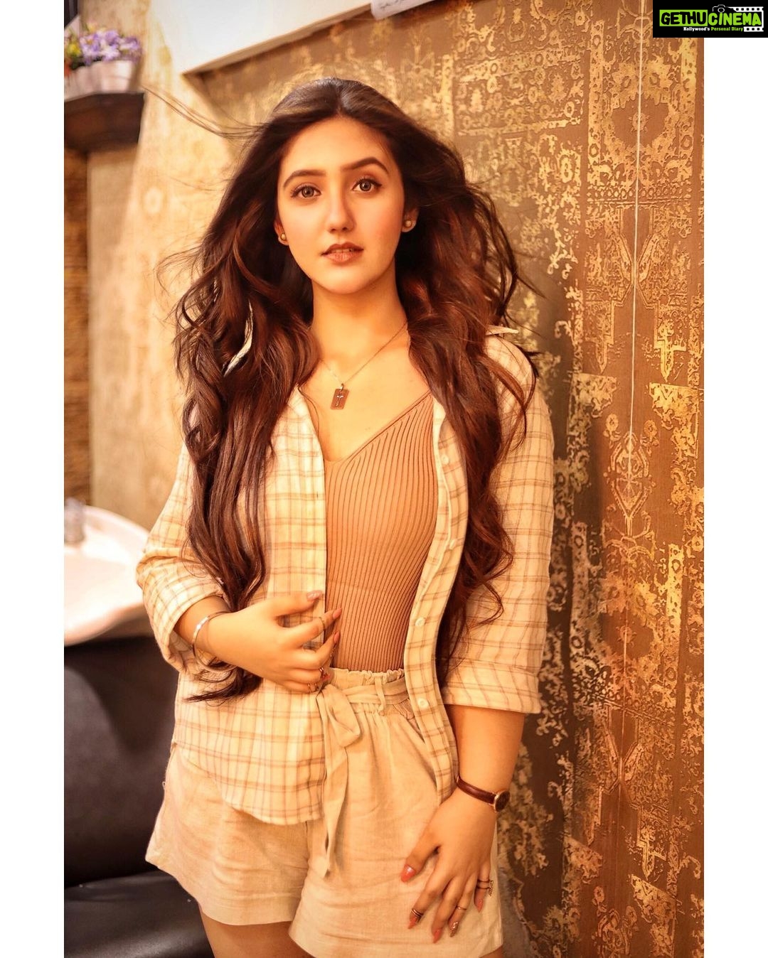 Ashnoor Kaur Instagram - Let the hair do the talkingšā¤ļø . Because when a girl gets a hair transformation, itās because she plans to evolve herself!!! #NewHair #NewMe #LovingIt . . Thank you @vikas_marwah_hairsalon Iām loving itš„° Wearing @closet.hues šø @smileplease_25