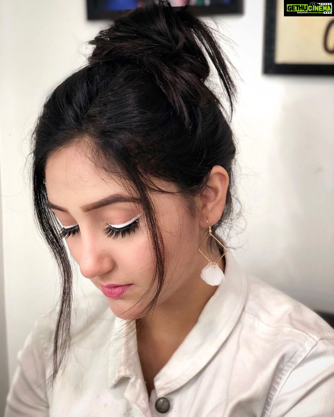 Ashnoor Kaur Instagram - Don’t bend your head, hold it high... And look at the world, straight in the eye🖤 . . #beconfident #beyouself #selfmotivation #whiteeyeliner #🤍