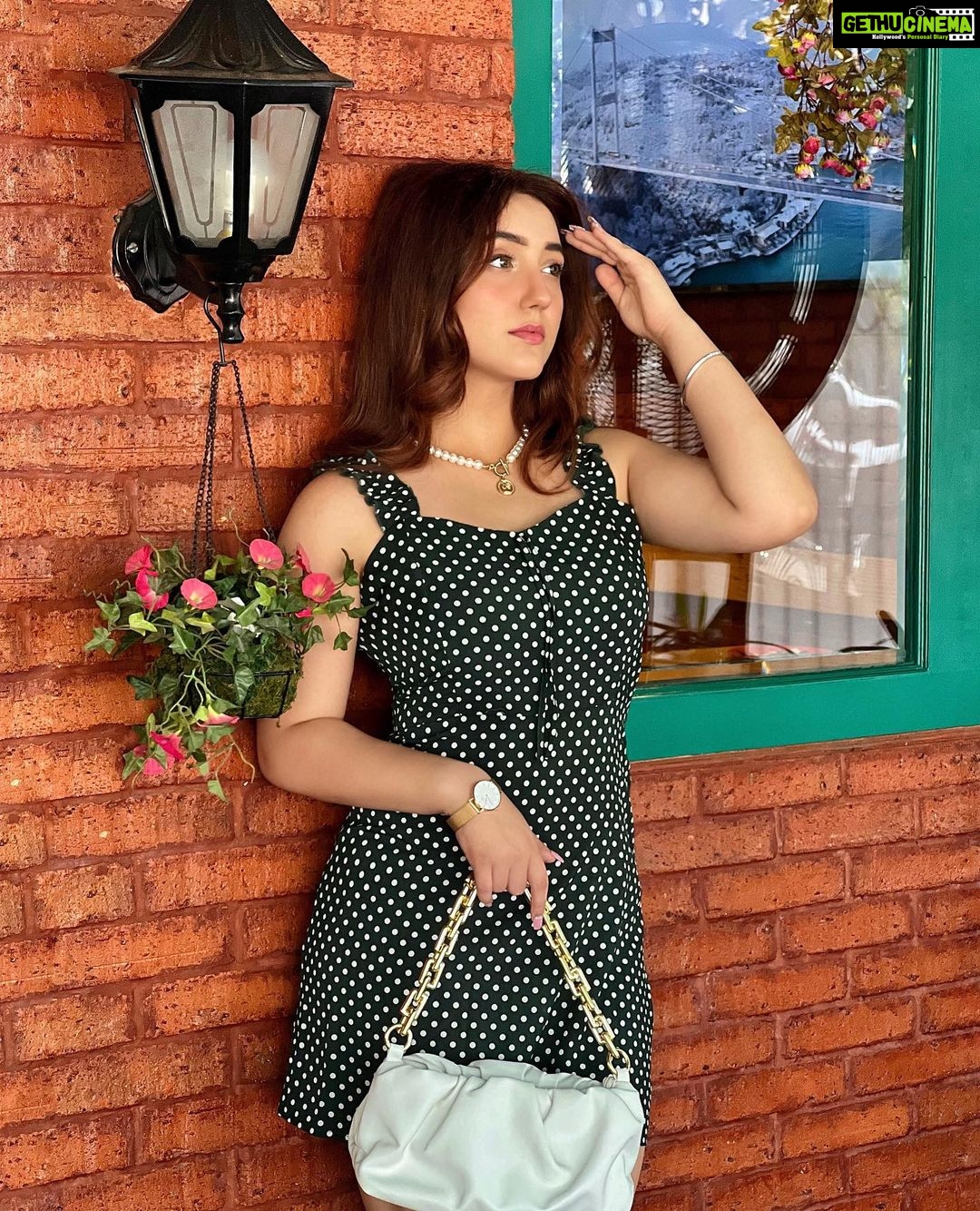 Ashnoor Kaur Instagram - And everybody’s watchin’ her, but she’s looking at?👀🤍
