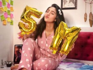 Ashnoor Kaur Instagram - We are now a FAMILY OF 5M!!!💗
Thank you so much for the immense love and support you guys have given me throughout my journey! All my lovely fans, or I should rather say my extended family, I couldn’t have done any of it without you all🤗 May we keep growing stronger, many things awaiting us ahead☺️
.
.
Wearing @pankhclothing
📸 @kauravneet79