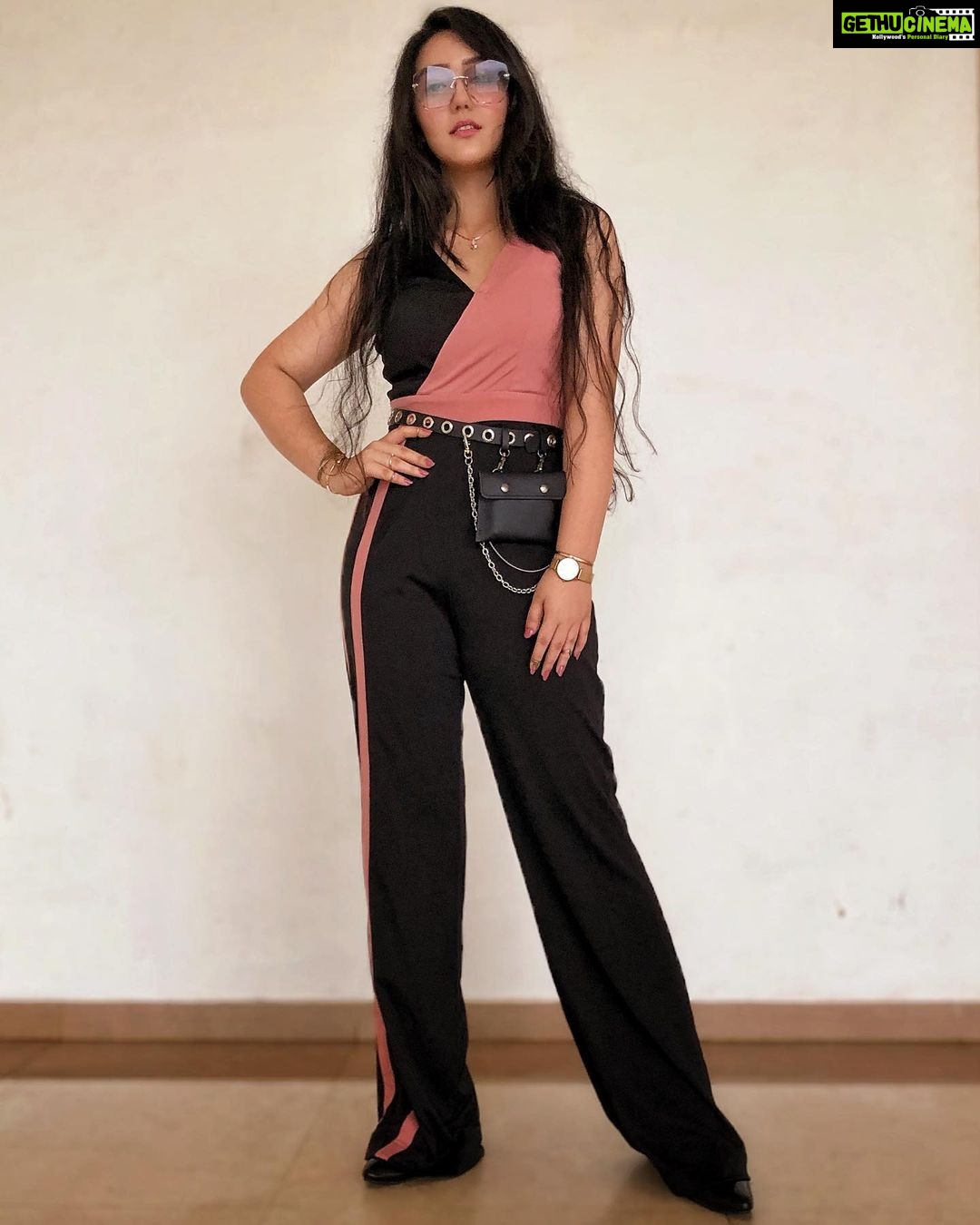 Ashnoor Kaur Instagram - Udein jab jab zulfein meri💗 . . . #ootd #whatiwore #aboutyesterday Outfit @sewbery Bumbag @cusp_accessories Jewellery @goldqueen_in