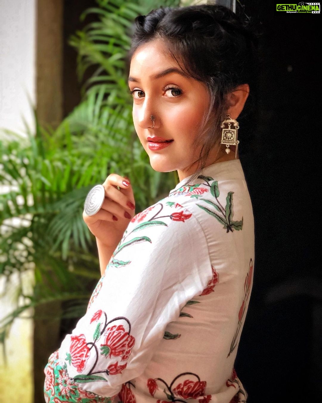 Ashnoor Kaur Instagram - Ban-than ke mutyara aaiyan, Aaiyan patola ban ke❤️