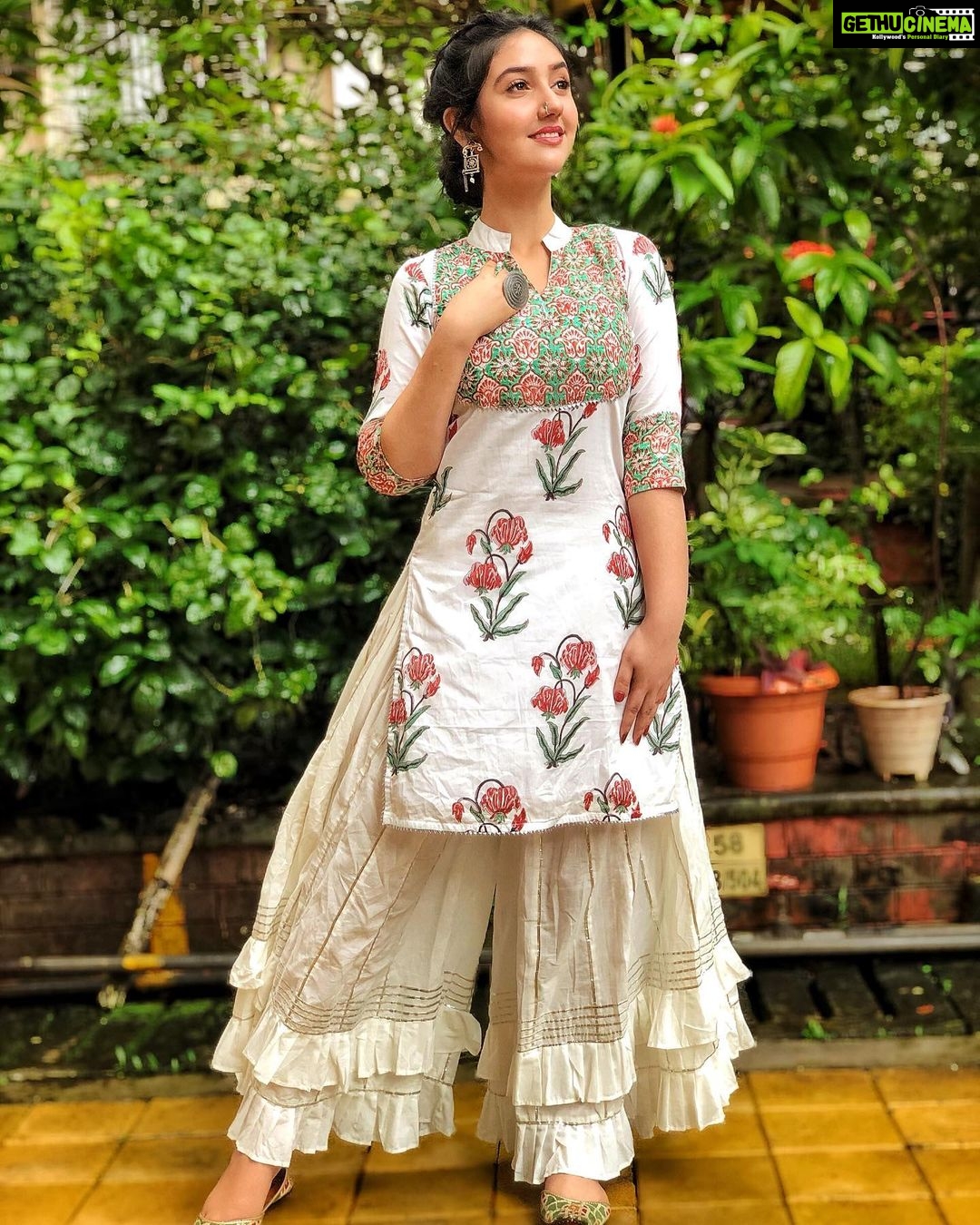 Ashnoor Kaur Instagram - Here’s a picture of #WhatIWore for #GaneshChaturthi ❤️ 1,2 or 3? (Swipe to the last picture to see me saving my new white from getting dirty🤪) . . Wearing @the_homeaffair_jaipur Jewellery @theshoppingtree_insta 📸 @kauravneet79 #FestiveDiaries #EthnicWear #indian