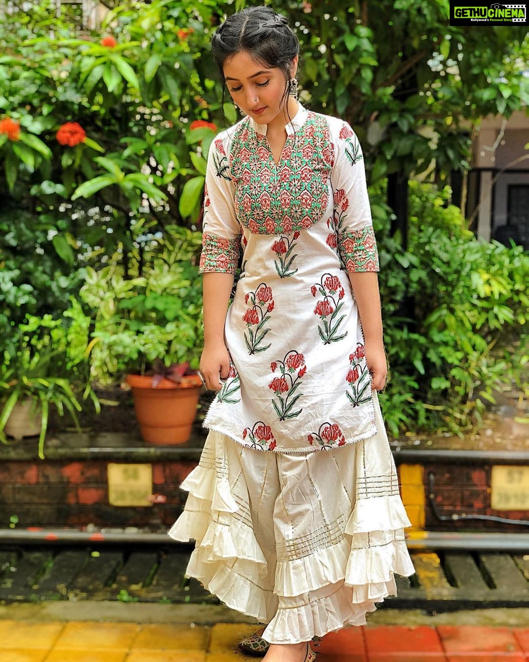 Ashnoor Kaur Instagram - Here’s a picture of #WhatIWore for #GaneshChaturthi ❤️ 1,2 or 3? (Swipe to the last picture to see me saving my new white from getting dirty🤪) . . Wearing @the_homeaffair_jaipur Jewellery @theshoppingtree_insta 📸 @kauravneet79 #FestiveDiaries #EthnicWear #indian