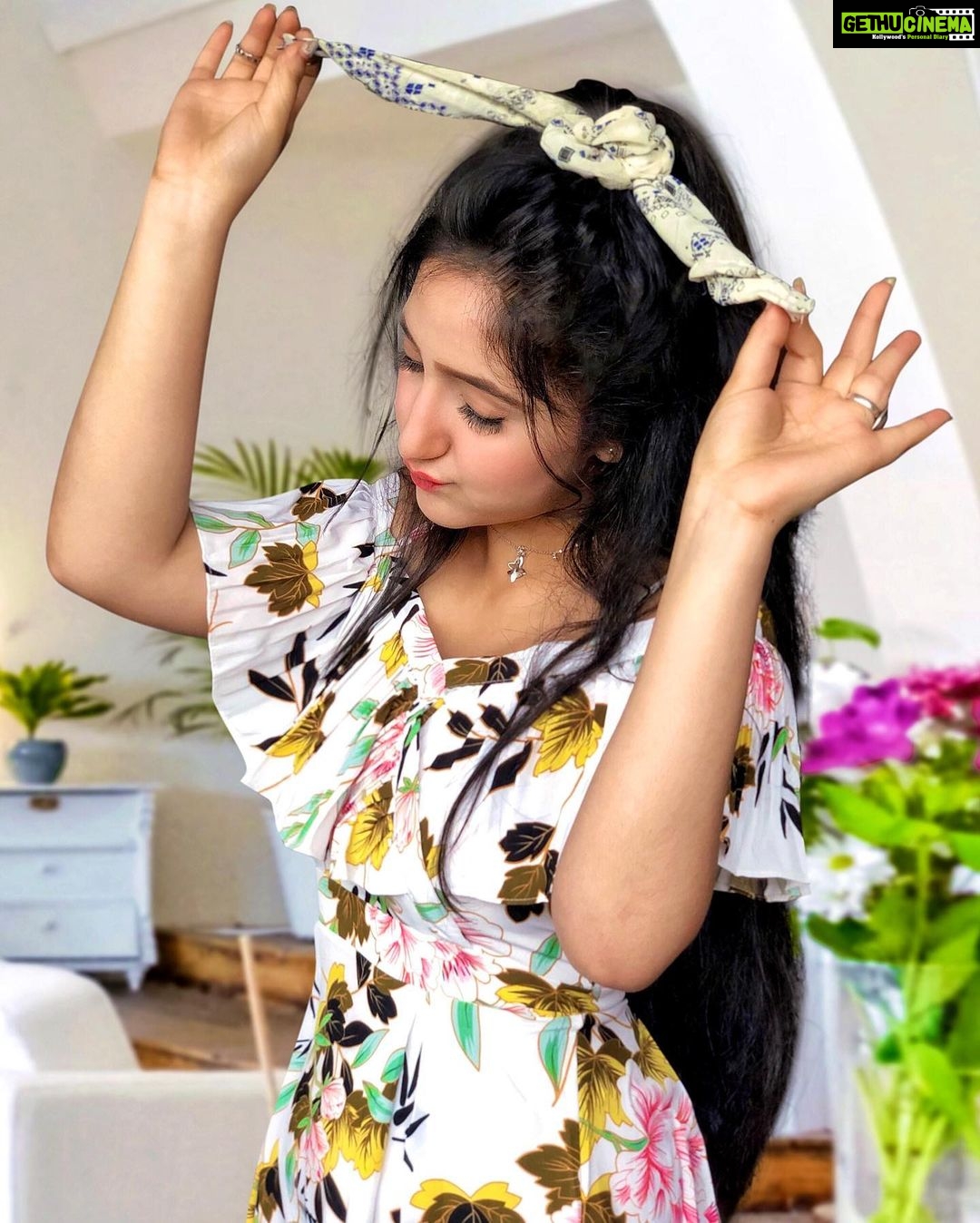 Ashnoor Kaur Instagram - Ocean blue eyes, looking in mine... I feel like I might, sink and drown and die🎶💗 . 1,2 or 3?