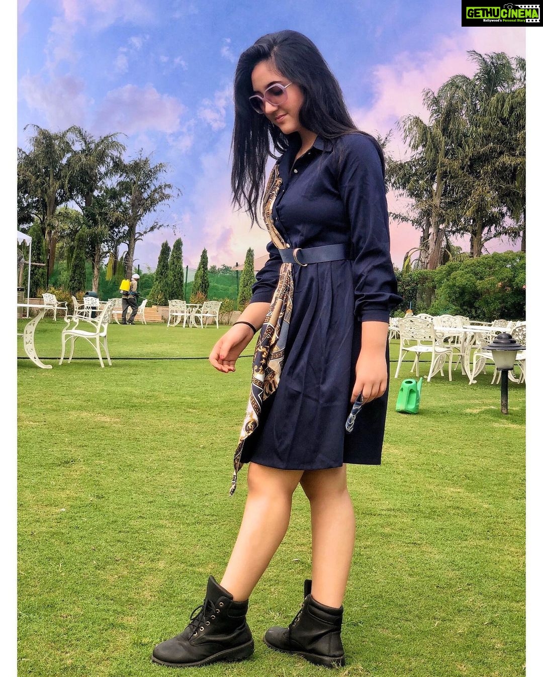 Ashnoor Kaur Instagram - Me realising:- 1) Monday is back #MondayBlues 2) Smiling coz who cares, it’s still gonna be the same boring lockdown day👅 #NoWorries And yes, #ILikeToStareAtGrass