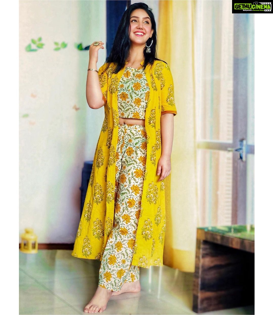 Ashnoor Kaur Instagram - Forever the girl who loves twirlingđź’› . Chose your fav... 1,2 or 3?