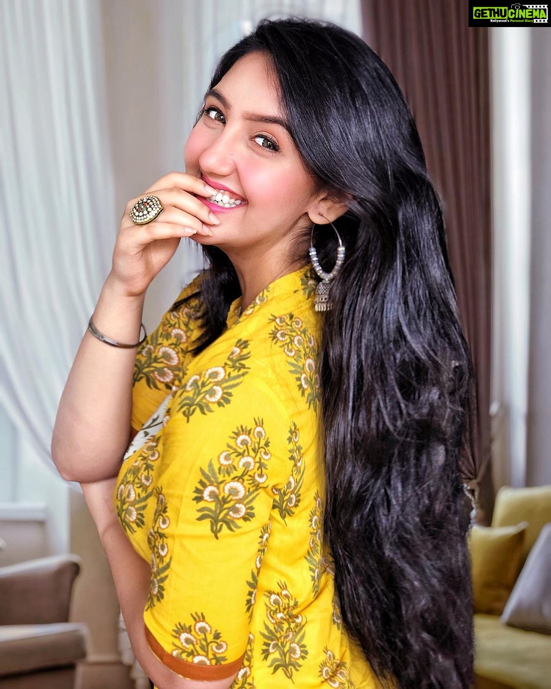 Ashnoor Kaur Instagram - Happy raksha bandan💛 . How did you celebrate it? I celebrated it digitally this time☺️ 1,2 or 3?