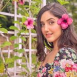 Ashnoor Kaur Instagram - Let us live like flowers... Wild & beautiful, And bloom in sunshine🌷