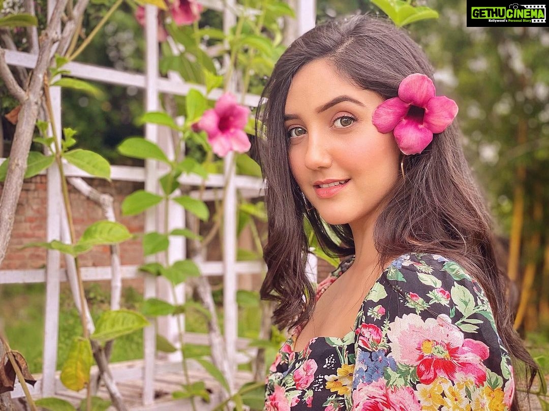 Ashnoor Kaur Instagram - Let us live like flowers... Wild & beautiful, And bloom in sunshine🌷