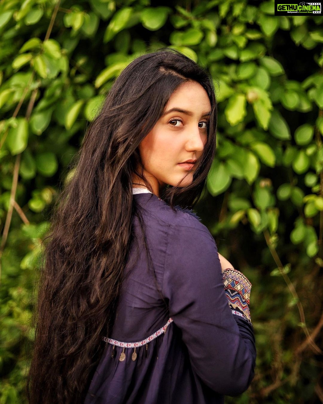 Ashnoor Kaur Instagram - Believe in magic, if it doesn’t happen... Create your own💛 . 1- Looking at the weekend coming near😍 2- Weekend💃🏻 3- Back to Monday blues!🥺 #EveryWeekStory #Weekend #MondayBlues 1,2 or 3??? Create Your Own Magic