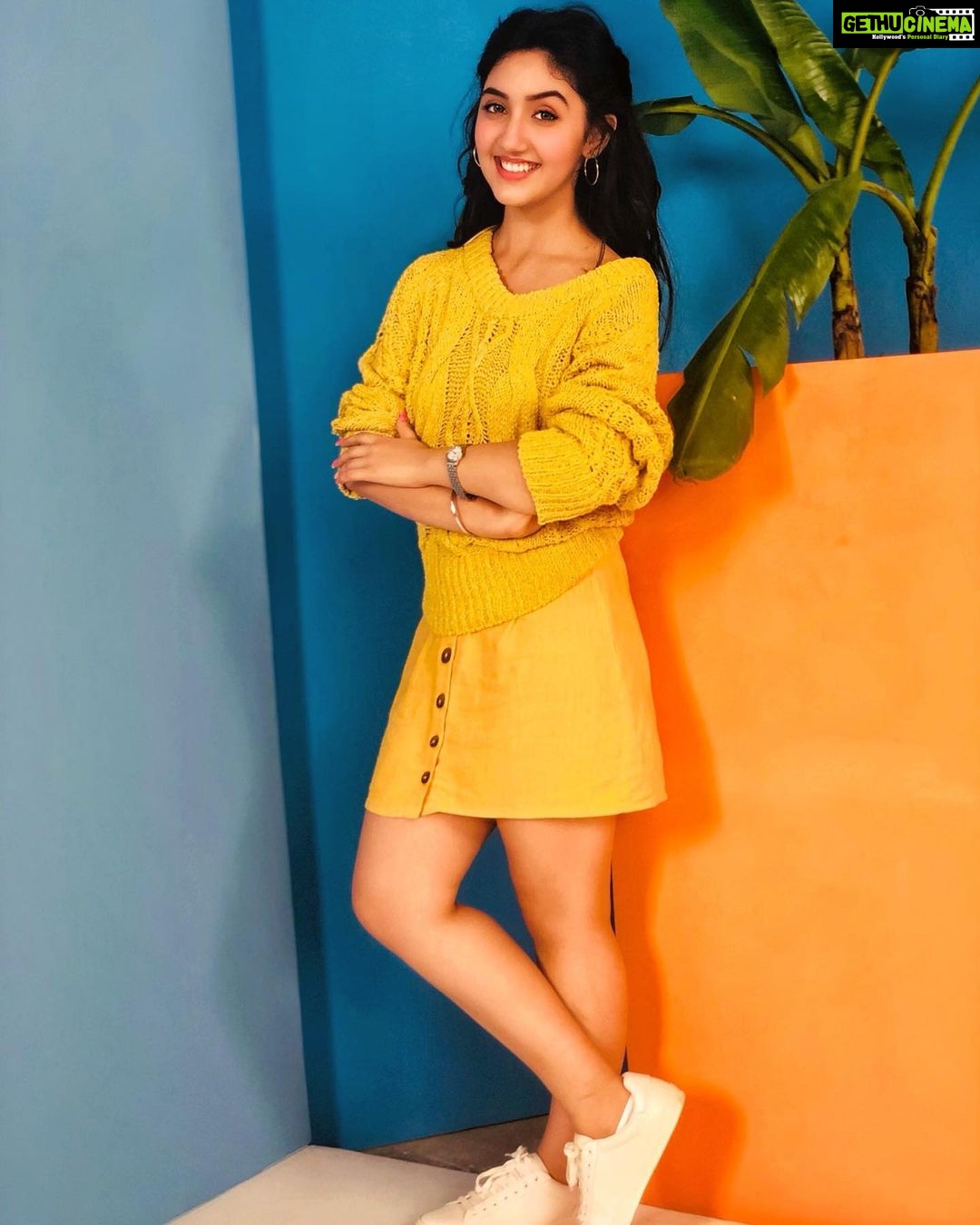Ashnoor Kaur Instagram - Roses are red, Sunflowers are yellow.. You make my day bright, You’re my favourite fellow💛 . #MyAshnoorians #MyPower