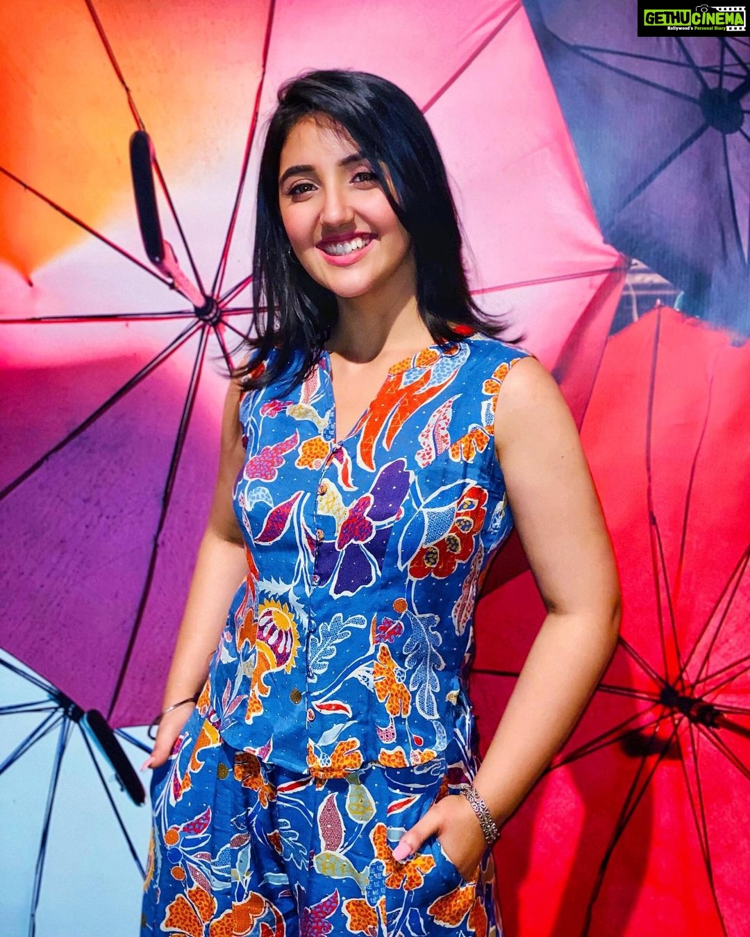 Ashnoor Kaur Instagram - “You are all the colours in one, at full brightness💙” . Drop a ❤️ if you miss dressing up and going out :(