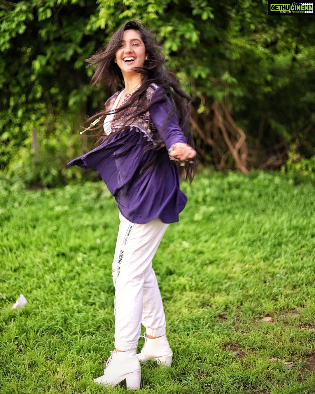 Ashnoor Kaur Instagram - Rain rain don’t go away, I’m yet to come out and play! . (Wish it was raining while clicking these!) What is your favourite thing to do when it rains?? I love getting drenched in the rain😍