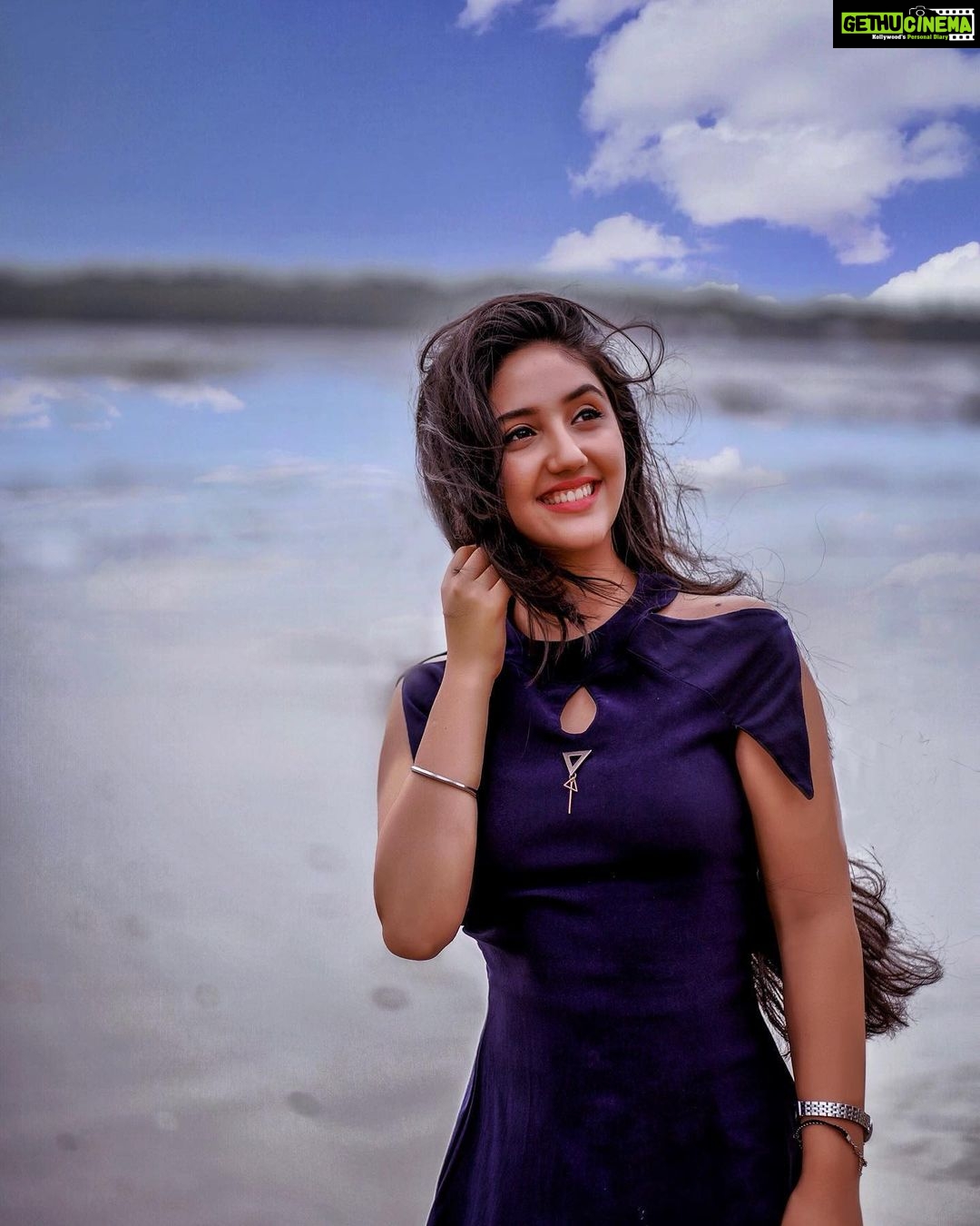Ashnoor Kaur Instagram - Sky above, sand below, Peace within... And miles of smiles😊 . #throwback #beachbaby #missoutdoors #staysafe #naturelover #peaceandsmiles
