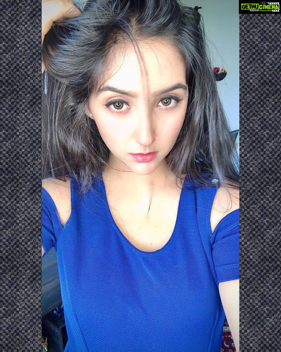 Ashnoor Kaur Instagram - Apparently today is ‘World selfie day’ so here is an expectation v/s reality(Me being me🤪) #HappySelfieDay 🤳🏻