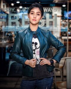 Ashnoor Kaur Instagram - Dream without fear,
‘Cause average is boring🖤