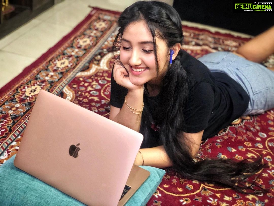 Ashnoor Kaur Instagram - Always remember:- YOU control your social media, Social media does NOT control you! . Thanks pa and mom for this post birthday gift💗 @kauravneet79 @gurmeetsingh0911 Love youuuu!! #2020MacBookAir #MacBookAiri5 #PostBirthdayGift