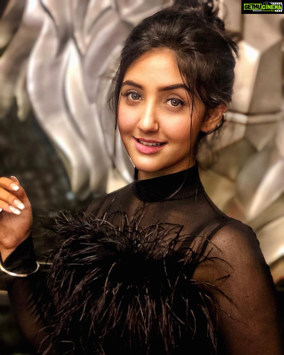 Ashnoor Kaur Instagram - Never be afraid of what you are going for🖤 . What are your life goals?