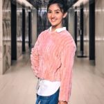 Ashnoor Kaur Instagram - Do you know what’s always ‘in fashion’? A wholehearted smile💗 . #smile #stayhappy #livelife 📷 @kellansworld