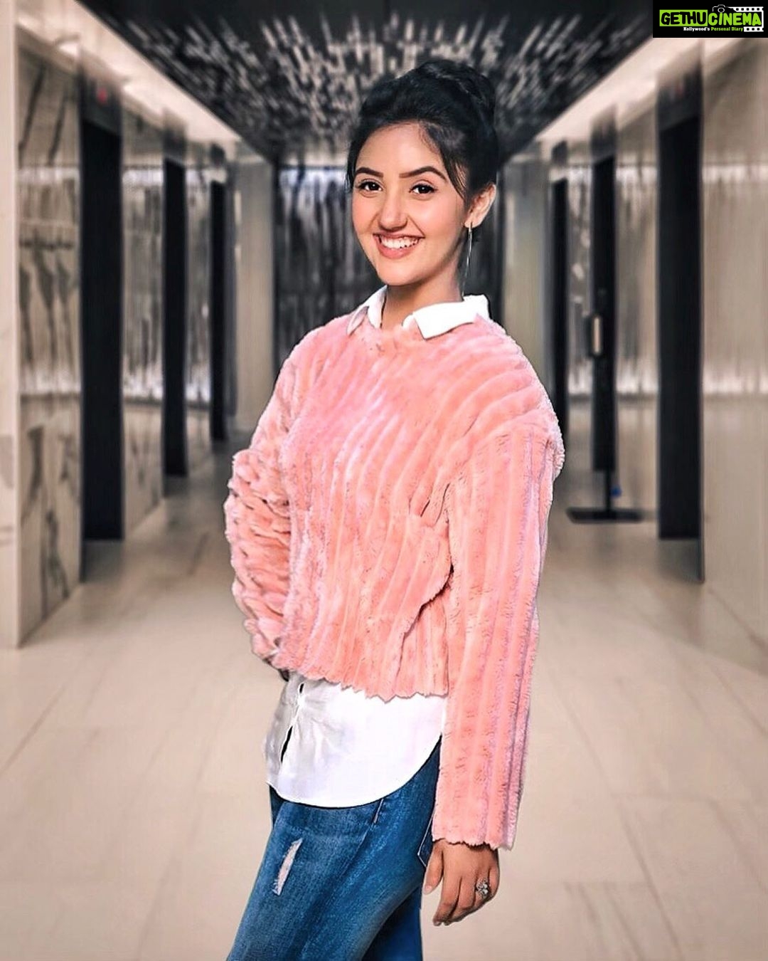 Ashnoor Kaur Instagram - Do you know what’s always ‘in fashion’? A wholehearted smile💗 . #smile #stayhappy #livelife 📷 @kellansworld