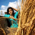 Ashnoor Kaur Instagram - Lattha Suit Ka Lahori, Fatte Maarti Phillauri... Jugni Mel Mel Ke, Kood Phaand Ke Chakk Chakaudde Jaave🎶 . Which song comes to your mind after seeing this picture? . #throwback #patialababes #trucksequence 📸 by @mohit_hiranandani93 🤗