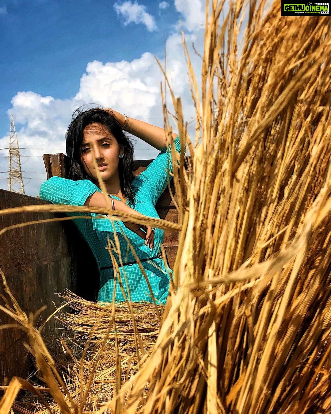 Ashnoor Kaur Instagram - Lattha Suit Ka Lahori, Fatte Maarti Phillauri... Jugni Mel Mel Ke, Kood Phaand Ke Chakk Chakaudde Jaave🎶 . Which song comes to your mind after seeing this picture? . #throwback #patialababes #trucksequence 📸 by @mohit_hiranandani93 🤗