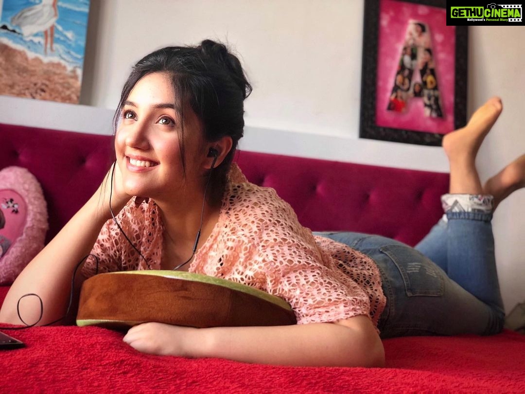 Ashnoor Kaur Instagram - Everyone has a chapter, they don’t read out loud👀🤫 . Agree??