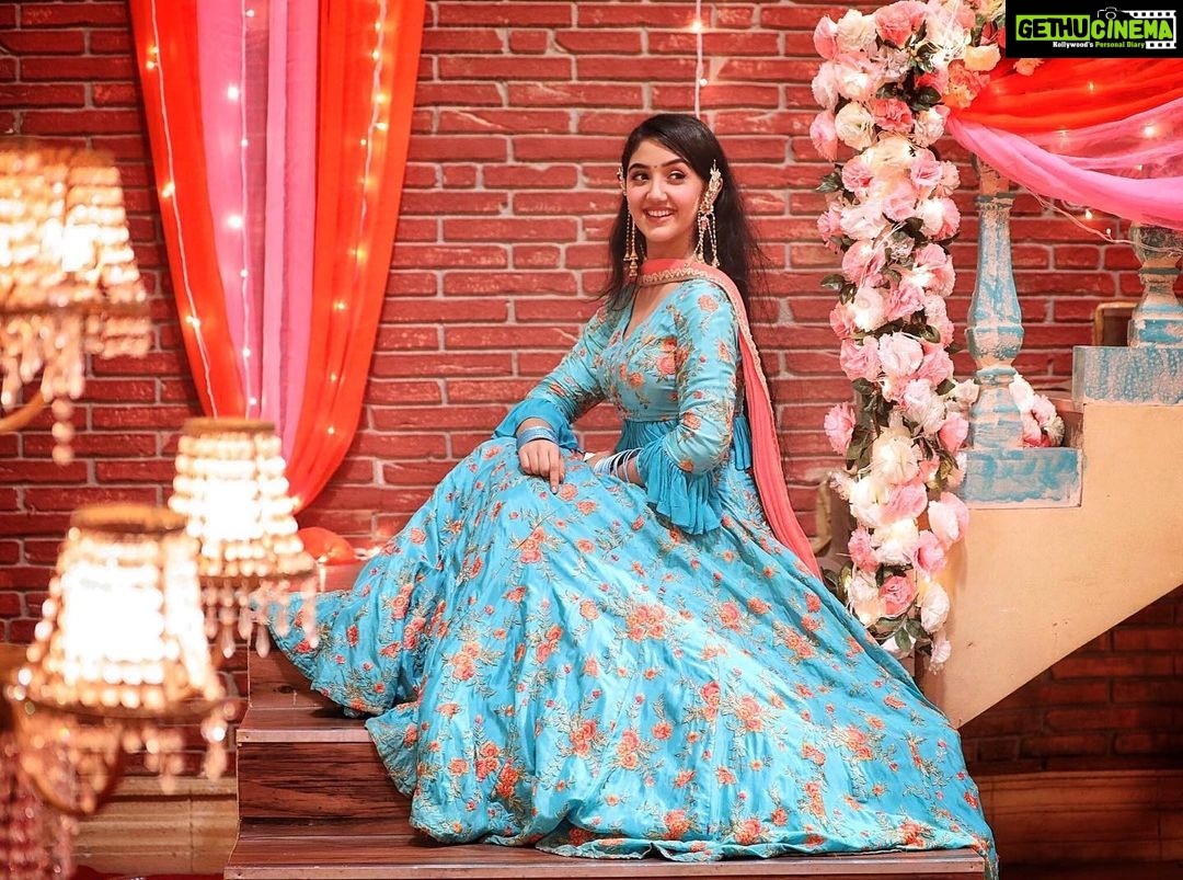 Ashnoor Kaur Instagram - . आखें मेरी हर जगह ढूंढे तुझे बेवजह✨💗 . Can you #PatialaBabes fans guess which sequence is this picture from??