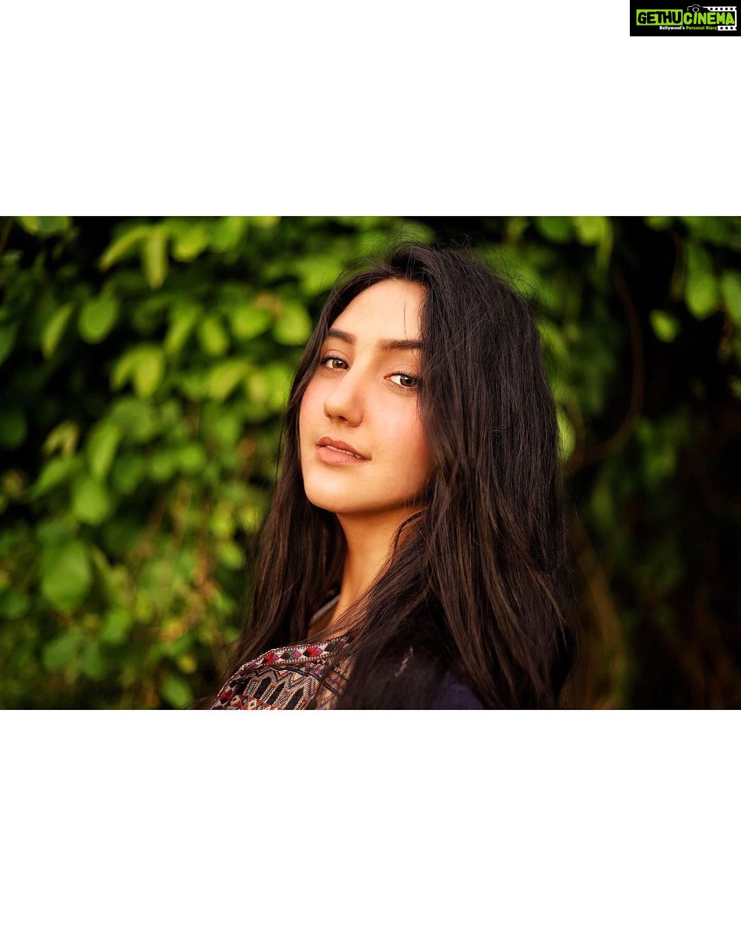 Ashnoor Kaur Instagram - Believe in magic, if it doesn’t happen... Create your own💛 . 1- Looking at the weekend coming near😍 2- Weekend💃🏻 3- Back to Monday blues!🥺 #EveryWeekStory #Weekend #MondayBlues 1,2 or 3??? Create Your Own Magic