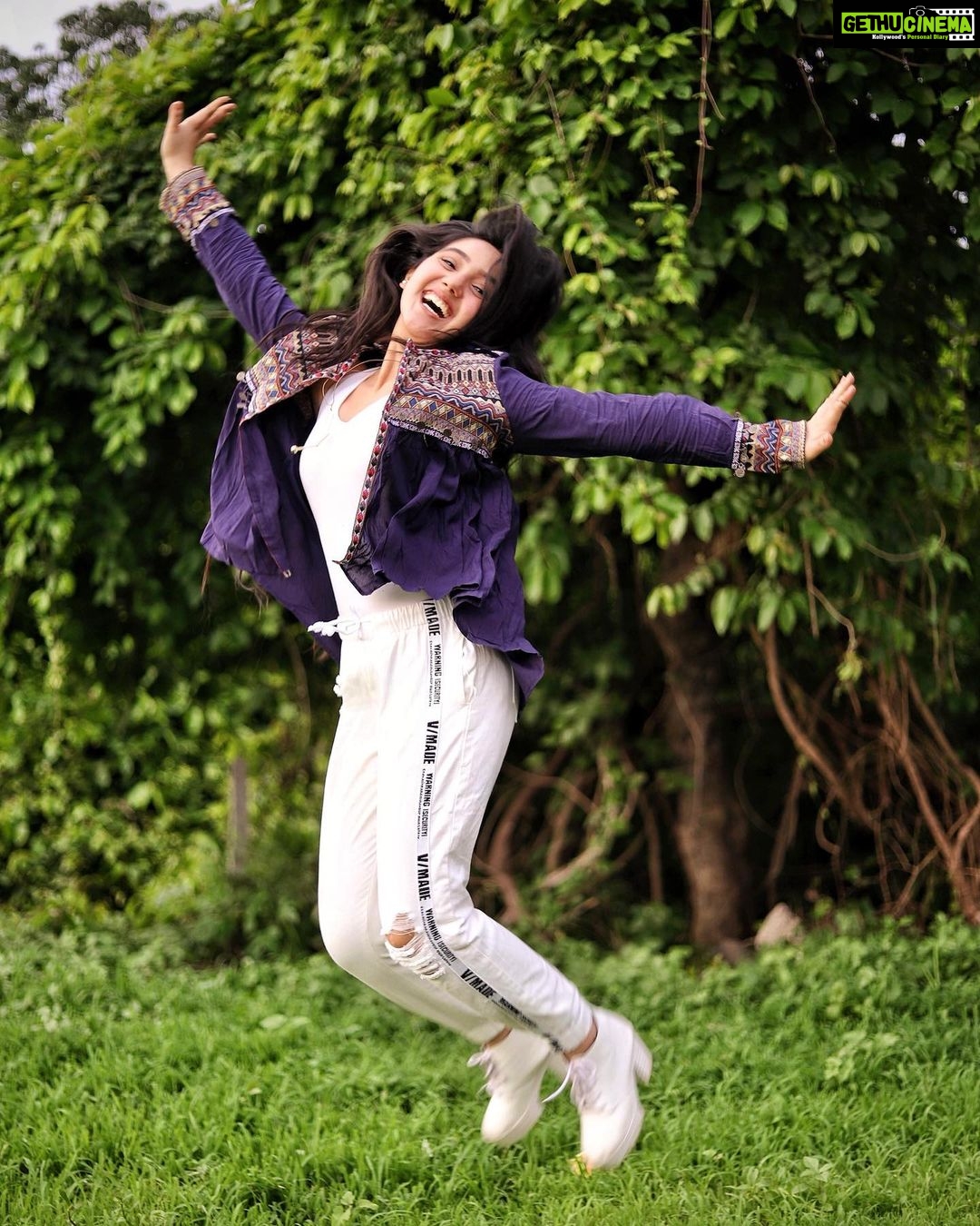 Ashnoor Kaur Instagram - Rain rain don’t go away, I’m yet to come out and play! . (Wish it was raining while clicking these!) What is your favourite thing to do when it rains?? I love getting drenched in the rain😍