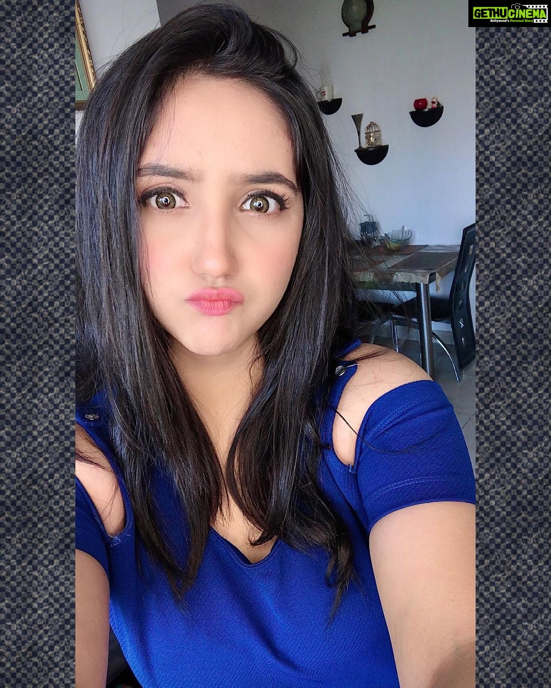 Ashnoor Kaur Instagram - Apparently today is ‘World selfie day’ so here is an expectation v/s reality(Me being me🤪) #HappySelfieDay 🤳🏻