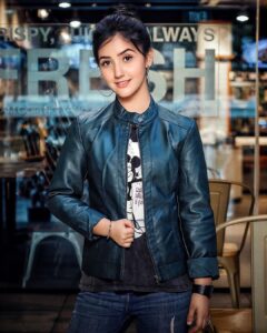 Ashnoor Kaur Instagram - Dream without fear,
‘Cause average is boring🖤