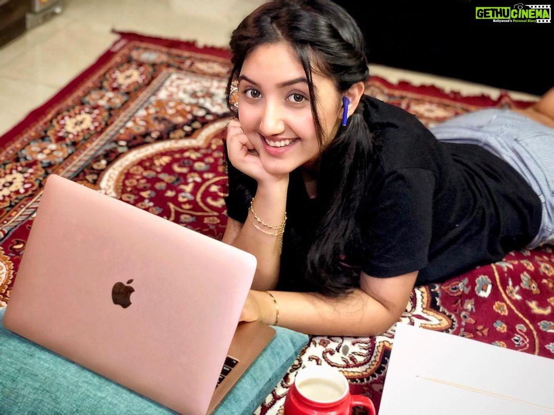 Ashnoor Kaur Instagram - Always remember:- YOU control your social media, Social media does NOT control you! . Thanks pa and mom for this post birthday gift💗 @kauravneet79 @gurmeetsingh0911 Love youuuu!! #2020MacBookAir #MacBookAiri5 #PostBirthdayGift