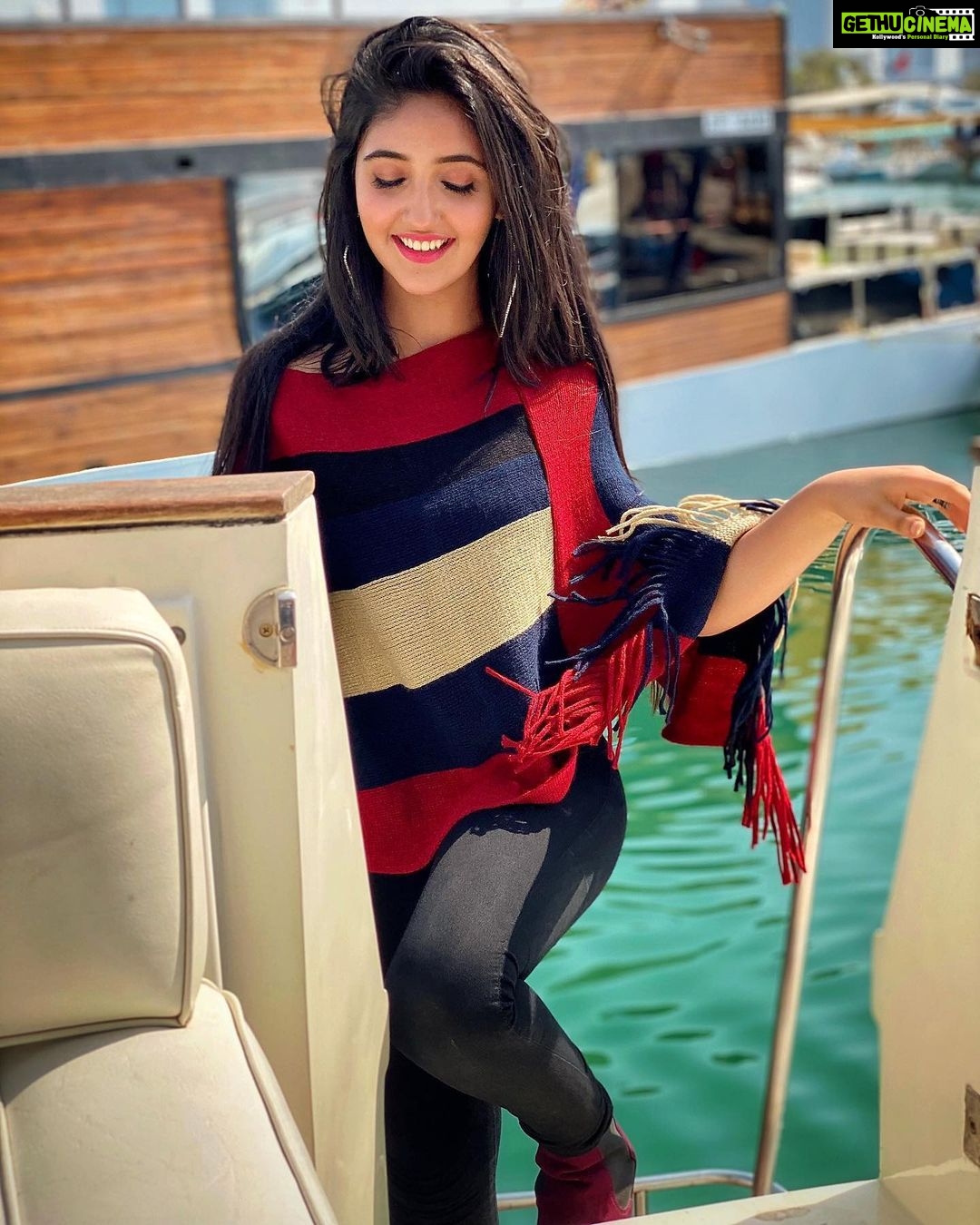 Ashnoor Kaur Instagram - Stress less. Enjoy the best♥️ . #throwback #traveldays #misstravelling #dubai #yachtride #smile #livelife