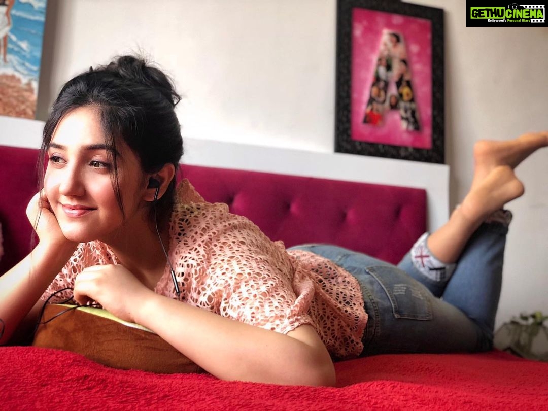 Ashnoor Kaur Instagram - Everyone has a chapter, they don’t read out loud👀🤫 . Agree??