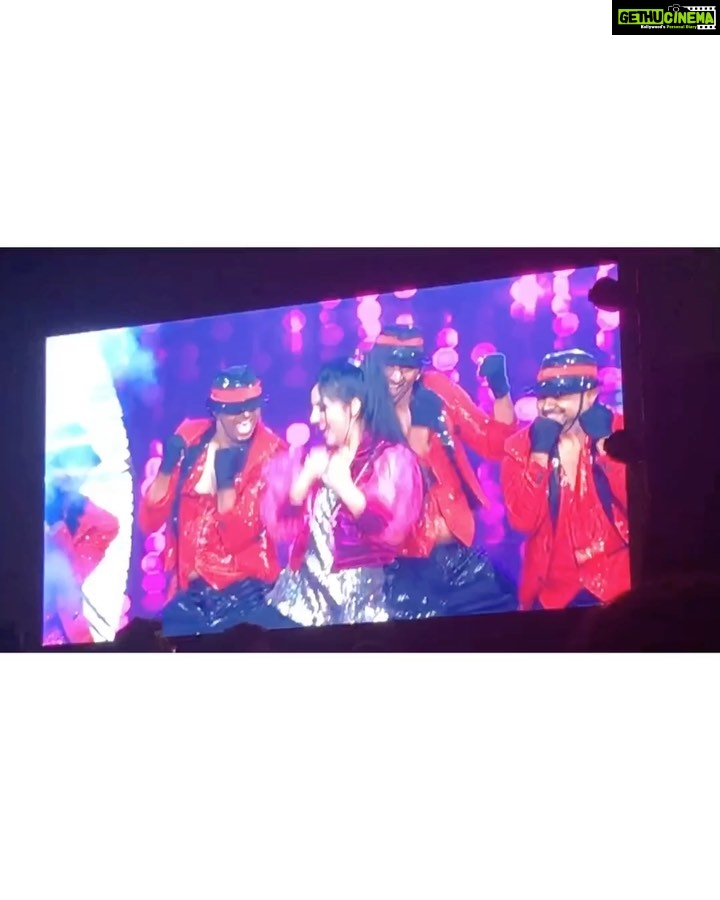 Ashnoor Kaur Instagram - Karna jo dooji dafa Pehli baar kar kar jaave🎶 . #throwback to my performance at the ita awards, where we had a ball of a time!! Thanks to @anuranjan1010 ma’am🤗 . Swipe left to see! Guess the song name?🎶 Credits @kellansworld