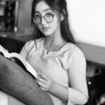 Ashnoor Kaur Instagram - I realised that actors and readers have so much in common... The fact that amazes me the most-Both can experience sooo many lives,in one🖤 Are you a reader?? . #randomthoughts #actorslife #reader #bw #quarantinelife #blackandwhite #quarantine 📸 by the ones always ready with the camera to capture my moments @kauravneet79 😝