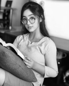Ashnoor Kaur Instagram - I realised that actors and readers have so much in common... The fact that amazes me the most-Both can experience sooo many lives,in one🖤
Are you a reader??
.
#randomthoughts #actorslife #reader #bw #quarantinelife #blackandwhite #quarantine
📸 by the ones always ready with the camera to capture my moments @kauravneet79 😝