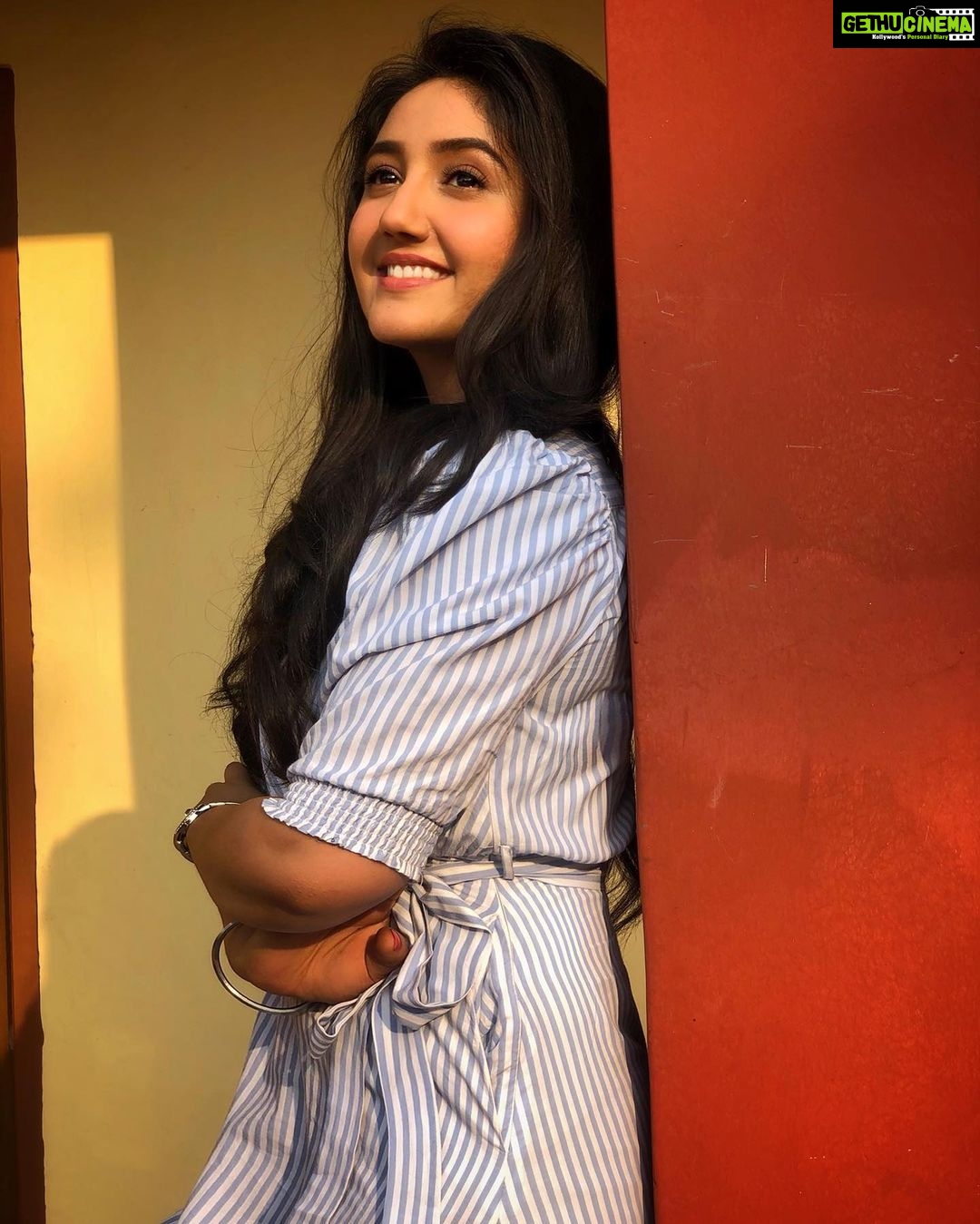Ashnoor Kaur Instagram - You know you’re on the right track, When you become uninterested in looking back✨ . #lookforward #bepositive